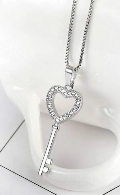 COLLAR EN STAINLESS STEEL CON LLAVE CORAZON CON ZIRCONIAS