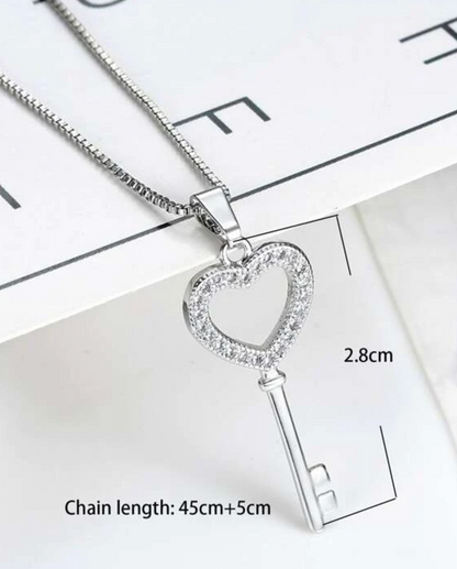 COLLAR EN STAINLESS STEEL CON LLAVE CORAZON CON ZIRCONIAS